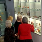 kobiety oglądają wystawę pisanek w gablocie