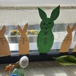 króliki papierowe w oknie