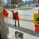 girlanda z kolorowych kur w oknie