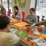 Seniorzy pracują na warsztatach