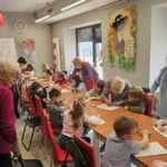 Seniorzy i dzieci na warsztatach