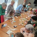 Seniorzy i dzieci na warsztatach