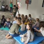 dzieci słuchają bajki