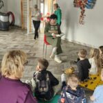 dzieci słuchają bajki