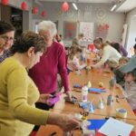 Seniorki pomagają dzieciom