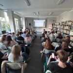 młodzież na zajeciach w sali biblioteki