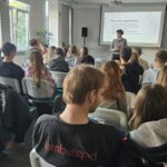 młodzież słucha prelegenta