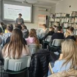 młodzież uczestniczy w warsztatach