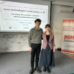 wspólne zdjęcie dyrektorki i prowadzącego