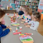 dzieci tworzą i malują jednorożce