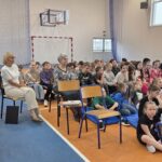 dzieci siedzą i słuchają, obok Panie nauczycielki