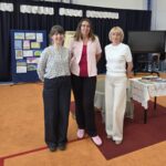 wspólne zdjęcie Pani Dyrektor MGBP w Wieruszowie z autorką oraz z Panią Wicedyrektor Szkoły Podstawowej im. Królowej Jadwigi w Pieczyskach