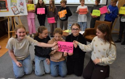 W bibliotece „Z książką na&nbsp;walizkach” i&nbsp;autorką Reginą Golińską – Barancewicz