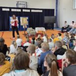 Pani Regina opowiada, dzieci siedzą i słuchają