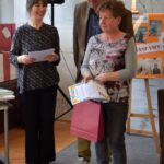 wręczenie nagród, dwie kobiety i mężczyzna