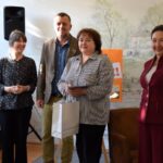 wręczenie nagród, trzy kobiety i mężczyzna