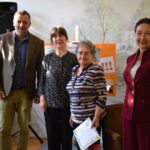 wręczenie nagród, trzy kobiety i mężczyzna