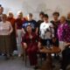 grupa osób, zdjęcie grupowe z autorką książek