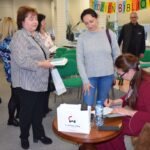 autorka podpisuje książki, w tle osoby czekające na autograf