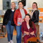 cztery kobiety ustawione do zdjęcia , uśmiechają się