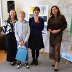 trzy kobiety stoją z dzieckiem, wręczanie nagród
