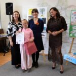 trzy kobiety stoją z dzieckiem, wręczanie nagród