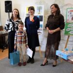 trzy kobiety stoją z dzieckiem, wręczanie nagród