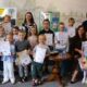 grupa najlepszych czytelników dzieci, pozuje do zdjęcia grupowego