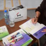 książki na stoliku, podpisywane przez autorkę