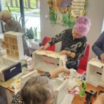 Warsztaty artystyczne dla Seniorów, robimy skrzynki