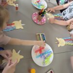 dzieci tworzą i malują jednorożce
