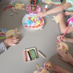 dzieci tworzą i malują jednorożce