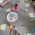 dzieci tworzą i malują jednorożce