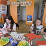 dzieci wycinają tulipany, w tle napis Dzień Mamy