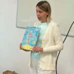 bibliotekarka pokazuje książkę
