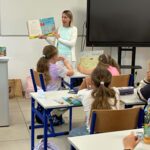 bibliotekarka czyta dzieciom książkę