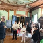 grupa zwiedzających w pokoju muzeum,