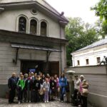grupa ludzi przed budynkiem Muzeum Kinematografii w Łodzi