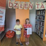 zdjęcie dzieci, w tle napis Dzień Taty