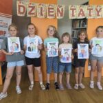 grupowe zdjęcie dzieci, w tle napis Dzień Taty