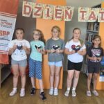 grupowe zdjęcie dzieci, w tle napis Dzień Taty
