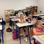 dzieci słuchają opowiadania