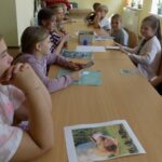 Dzieci oglądają zdjęcia psów