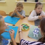 Dzieci lepią psy z plasteliny