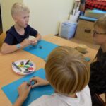 Chłopcy lepią psy z plasteliny