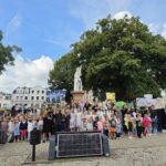 grupa ludzi stoi podczas uroczystości Narodowego Czytania